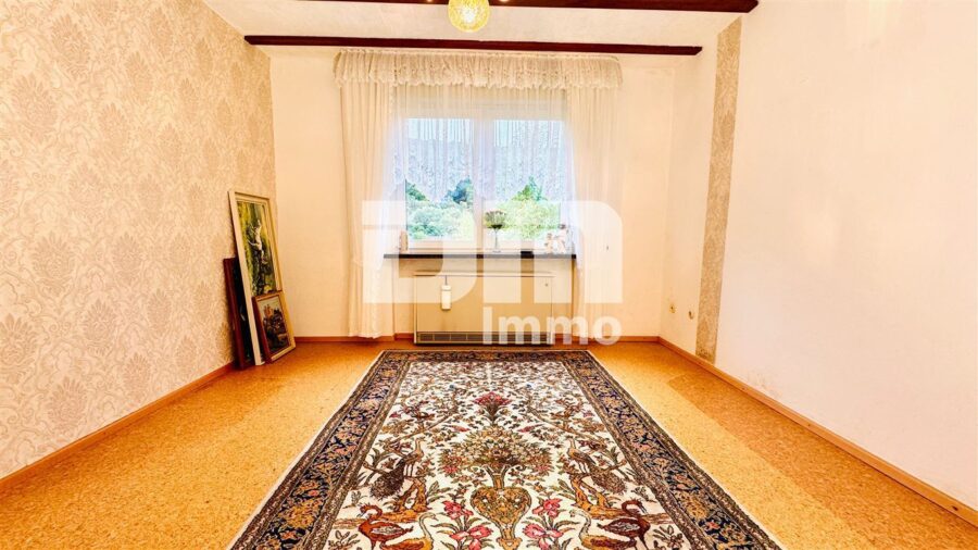 Ein- bis Zweifamilienhaus mit viel Potenzial in idyllischer Lagemit Terrasse und Garage - EG Schlafzimmer